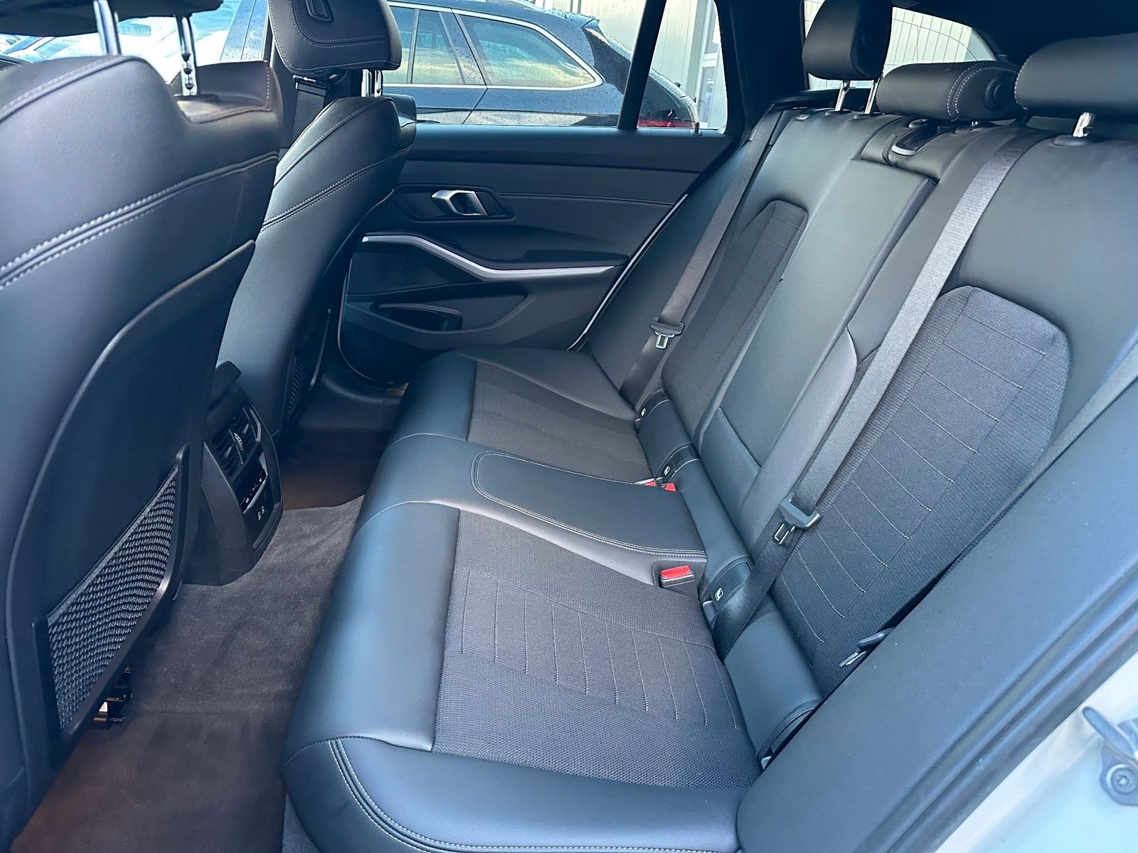 Fahrzeugabbildung BMW 320d Touring xDrive Advantage NAV+LED+AHK+18ZOLL