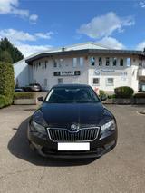 Skoda Superb 1.6TDI 1 Hand Voll - Skoda Superb mit Diesel-Antrieb: V6