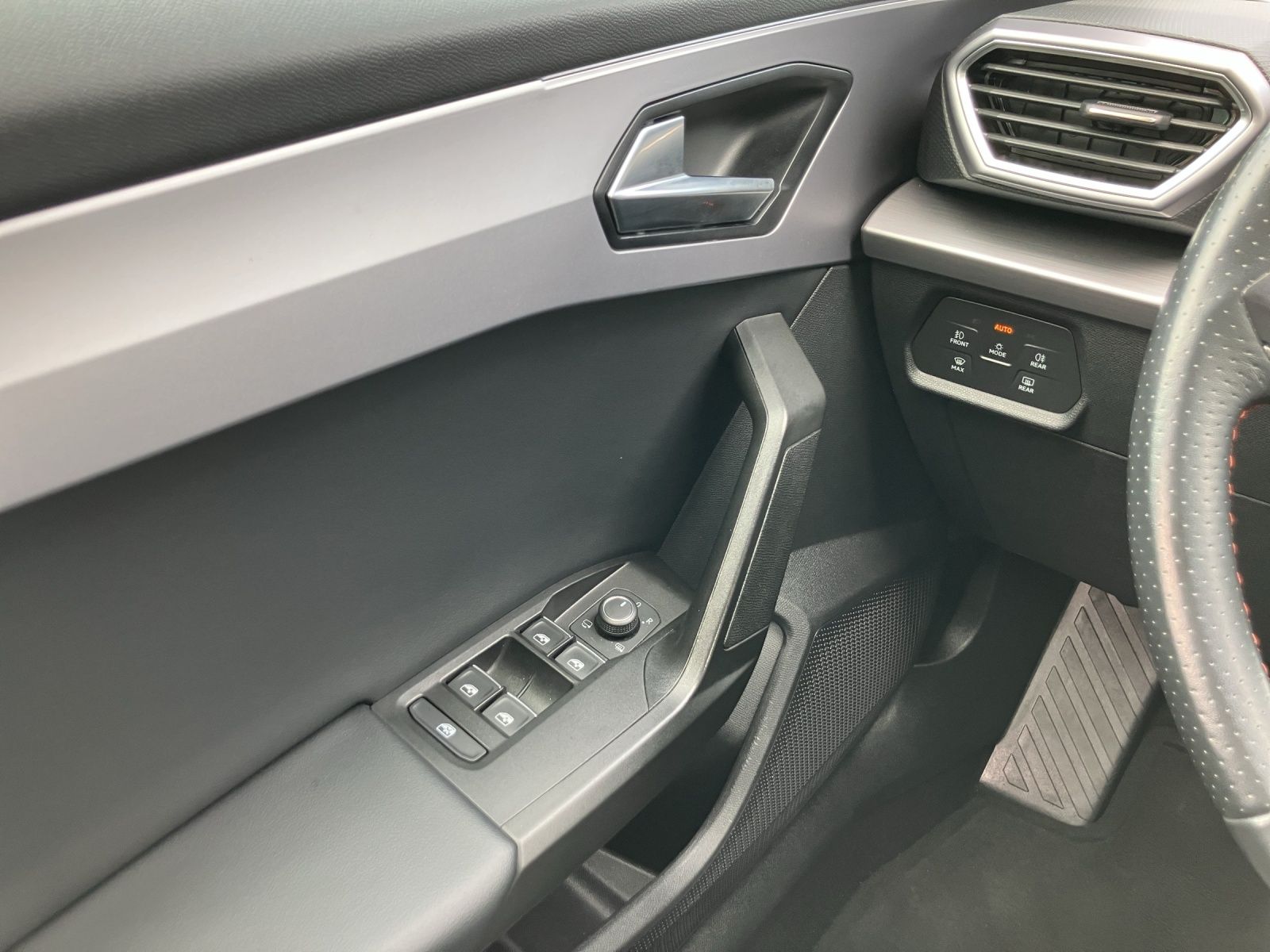 Fahrzeugabbildung SEAT Leon TSI FR Fahrschule - LED AHK Navi GRA Park-A