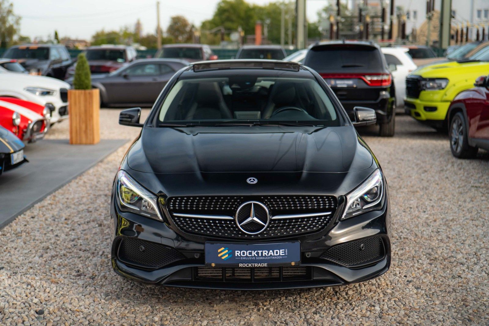 Fahrzeugabbildung Mercedes-Benz CLA 250 Shooting Brake AMG Night-Paket | Pano