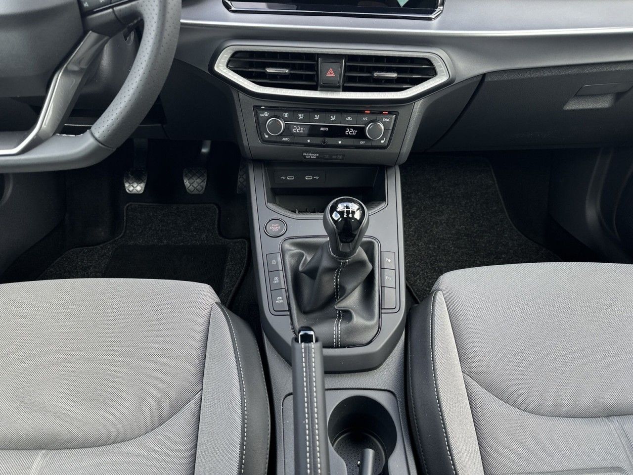Fahrzeugabbildung SEAT Arona FR 1.0 TSI 116 PS 6-Gang - mit KI generiert/bearbeitet