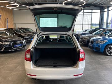 Skoda Octavia Combi Elegance DSG *NAVI*XENON*PDC*