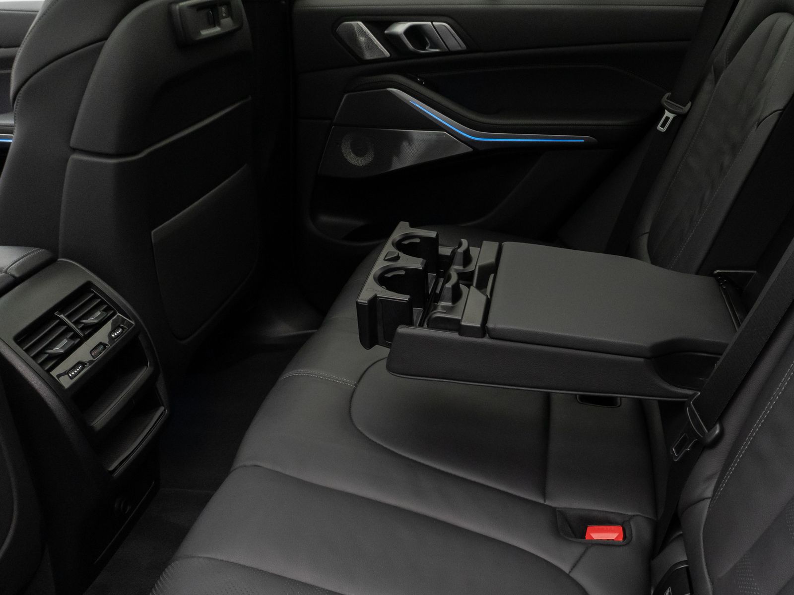 Fahrzeugabbildung BMW X5 xD45e M Sport Panorama Laser 360°HUD DAB B&W