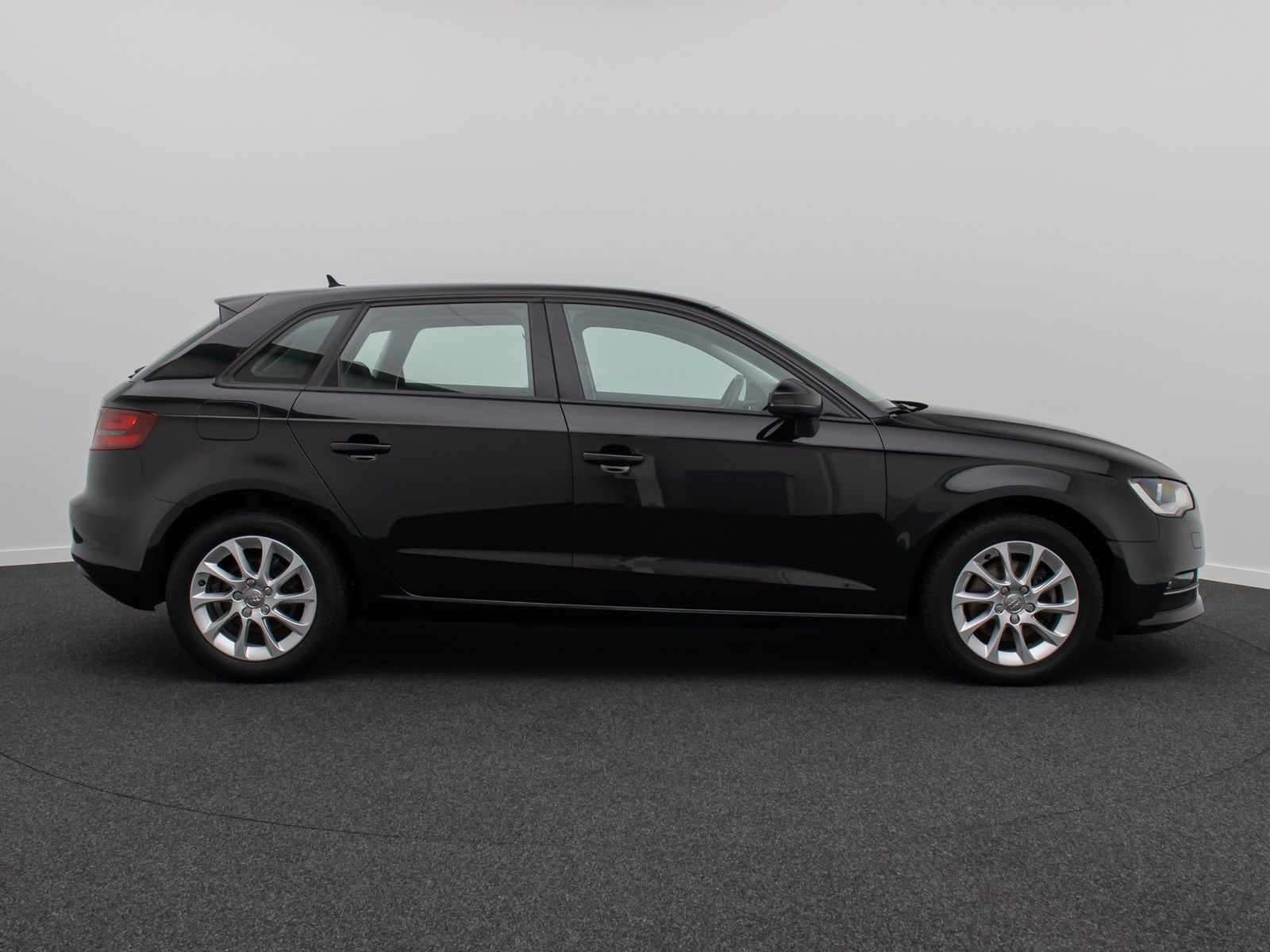 Fahrzeugabbildung Audi A3 Attraction PDC KlimaAut HiFi Sitzheizung LM