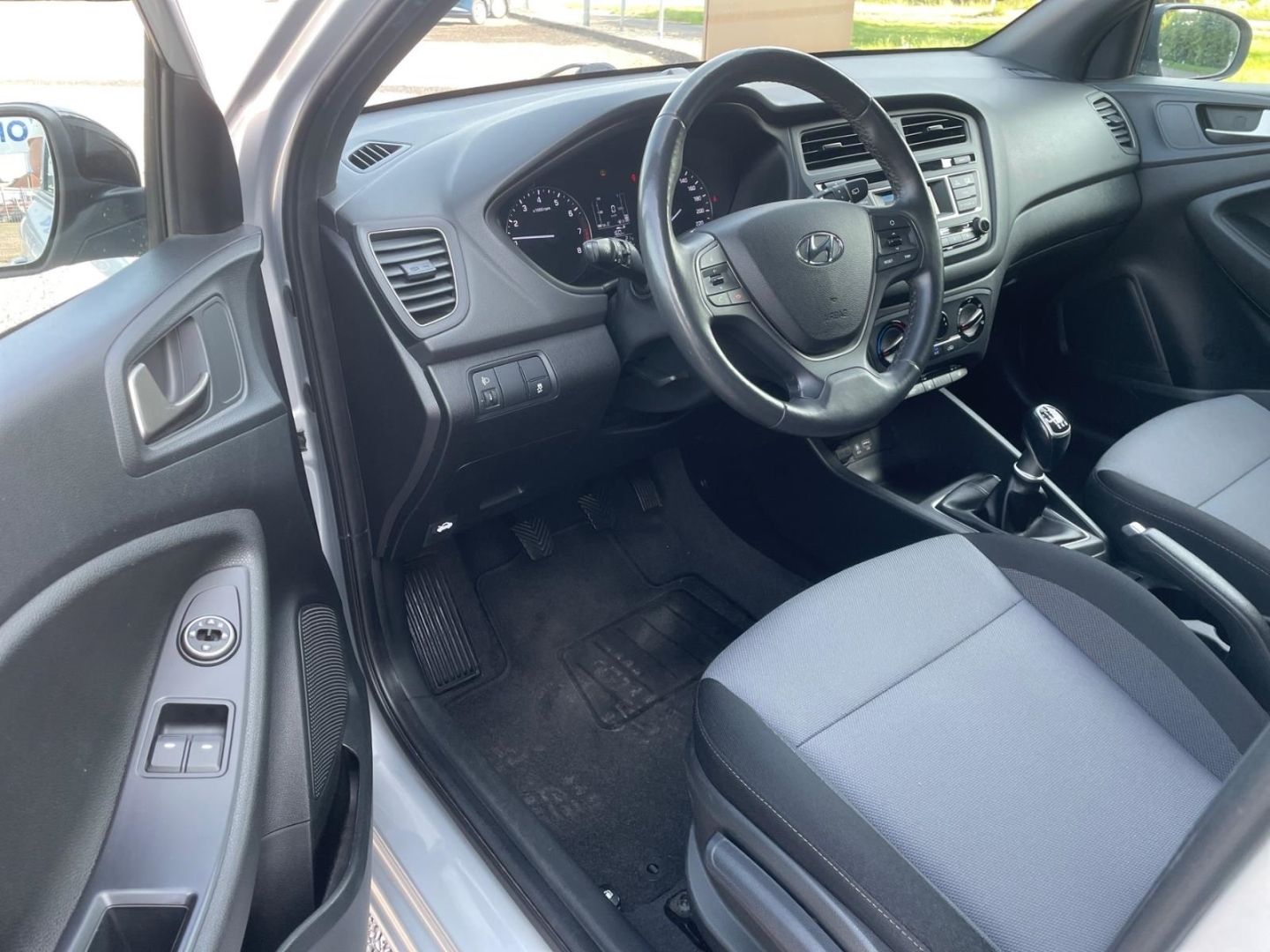 Fahrzeugabbildung Hyundai i20 1.0T Sonderedition Passion Ganzjahresreifen