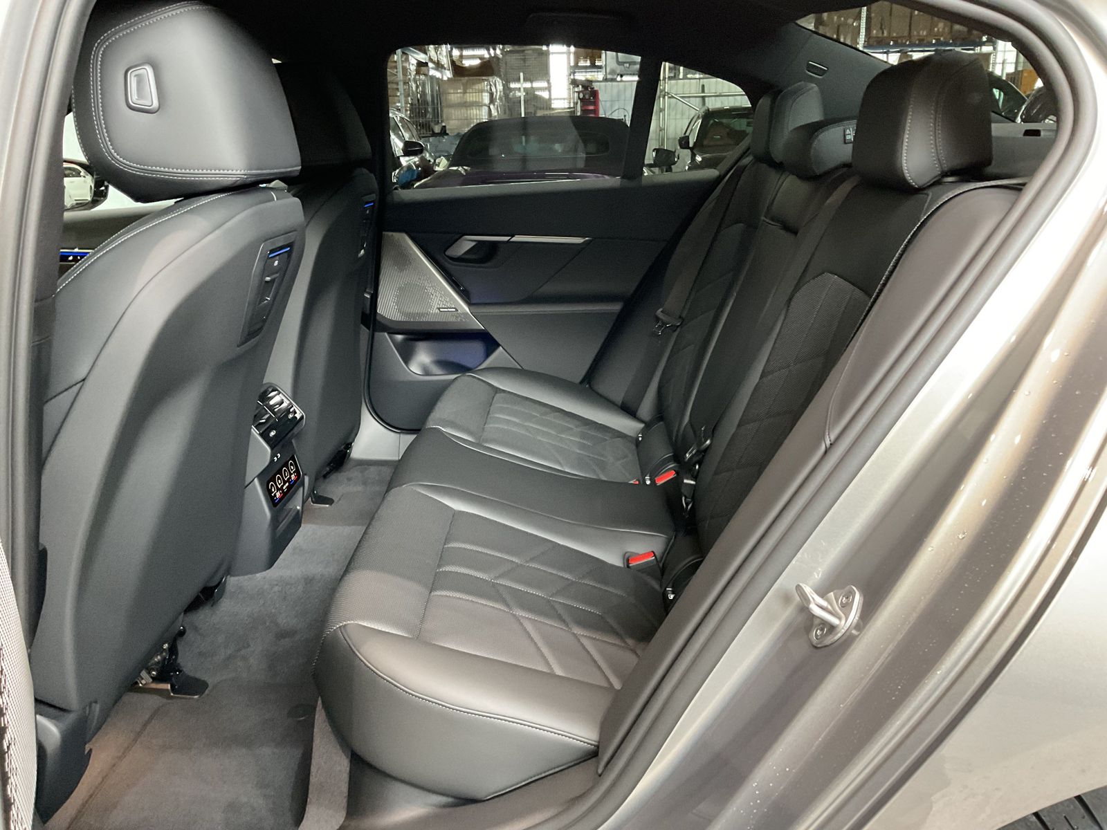 Fahrzeugabbildung BMW i5 xDrive40 *Sitzbelüftung *AHK *20" LMR DAB