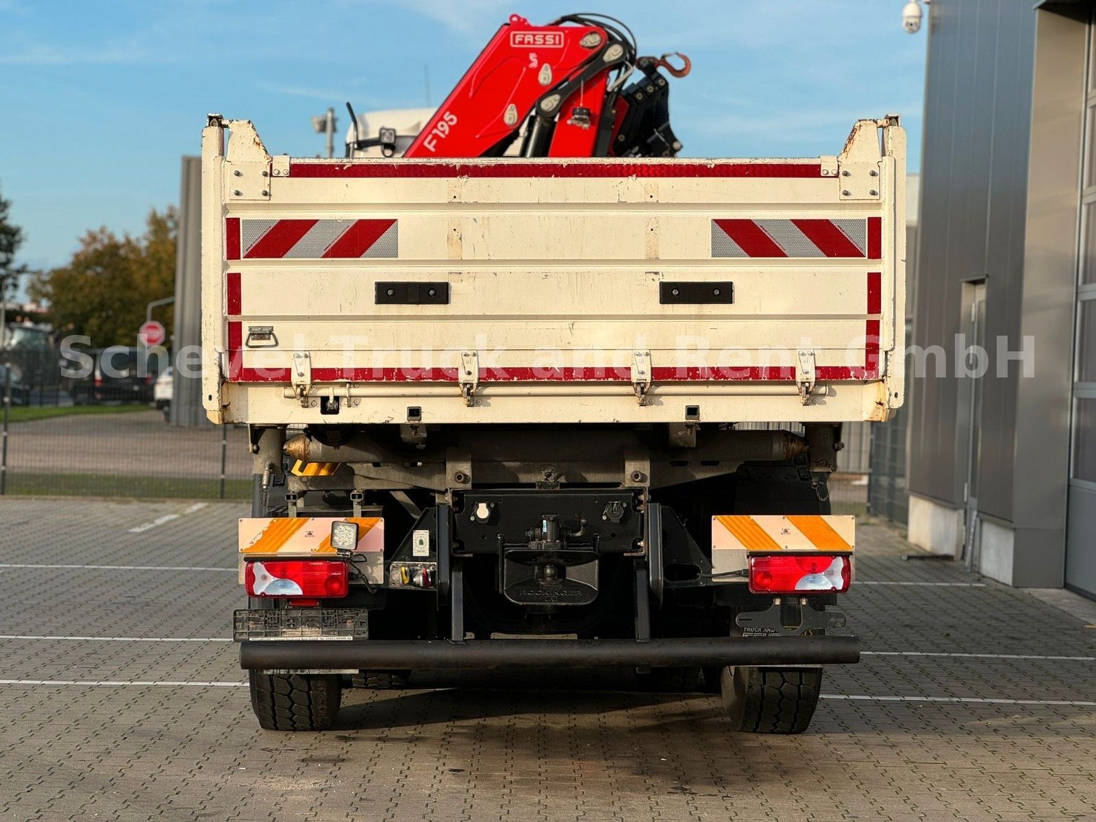 Fahrzeugabbildung MAN TGS 28.400 6x4-4 Dreiseitenkipper FASSI F195