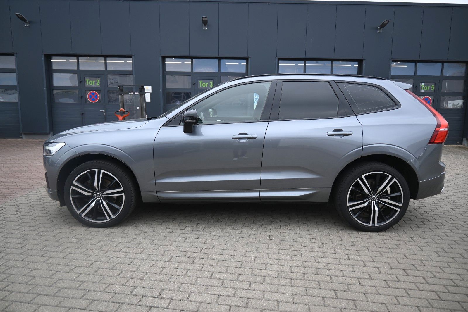 Fahrzeugabbildung Volvo XC60 B4 D AWD R Design*STDHZG*PANO*RFK*ACC