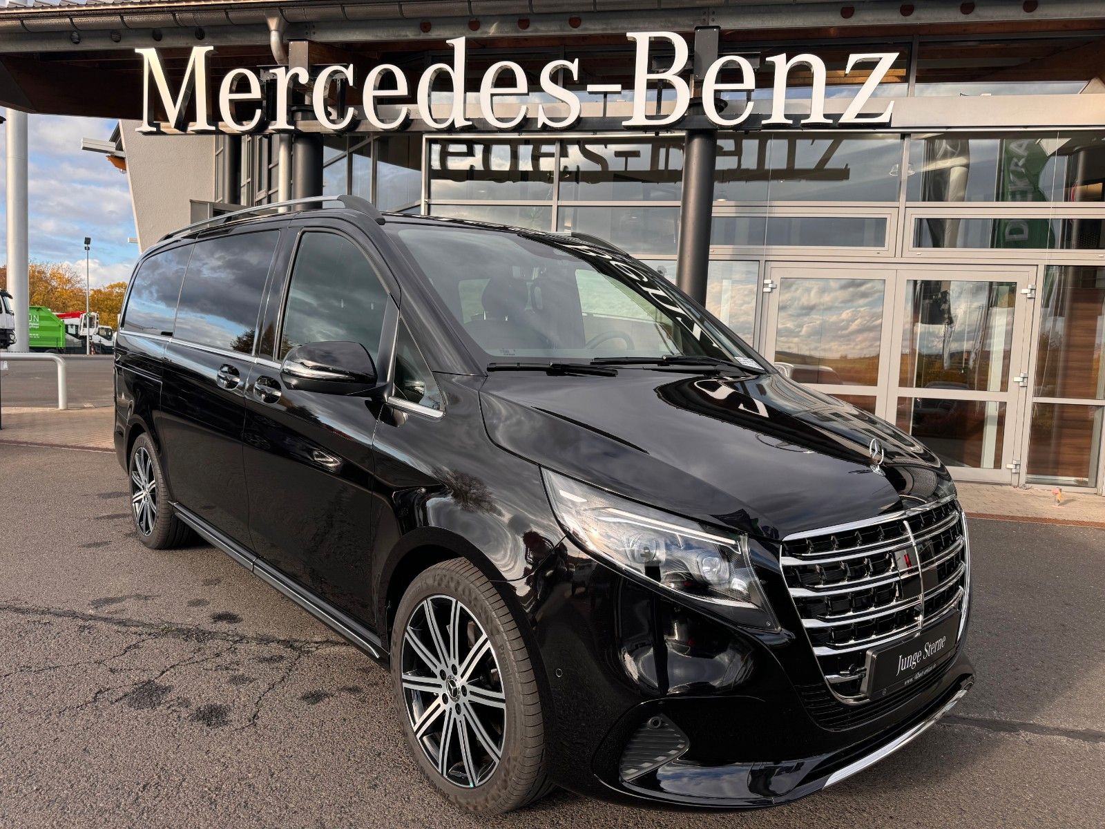 Fahrzeugabbildung Mercedes-Benz V 300 d EXCLUSIVE AIRMATIC AHK2,5 Standheiz