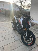 KTM Duke 390 mit Lenkerendspiegel und Zubehör  - KTM DUKE 390