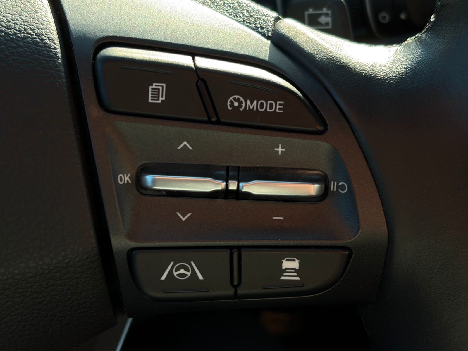 Fahrzeugabbildung Hyundai Kona Select Elektro ACC LKAS PDC CAM SHZ CarPlay