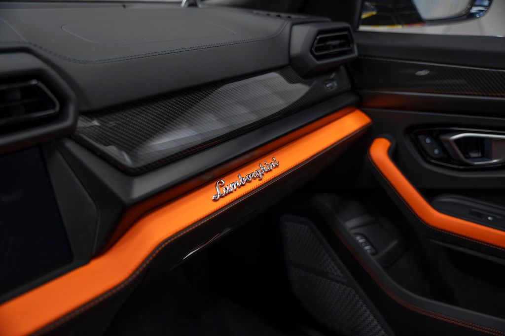 Urus 4.0 V8 SE GREY/ORANGE PANO B&O CARBON - Bild 23