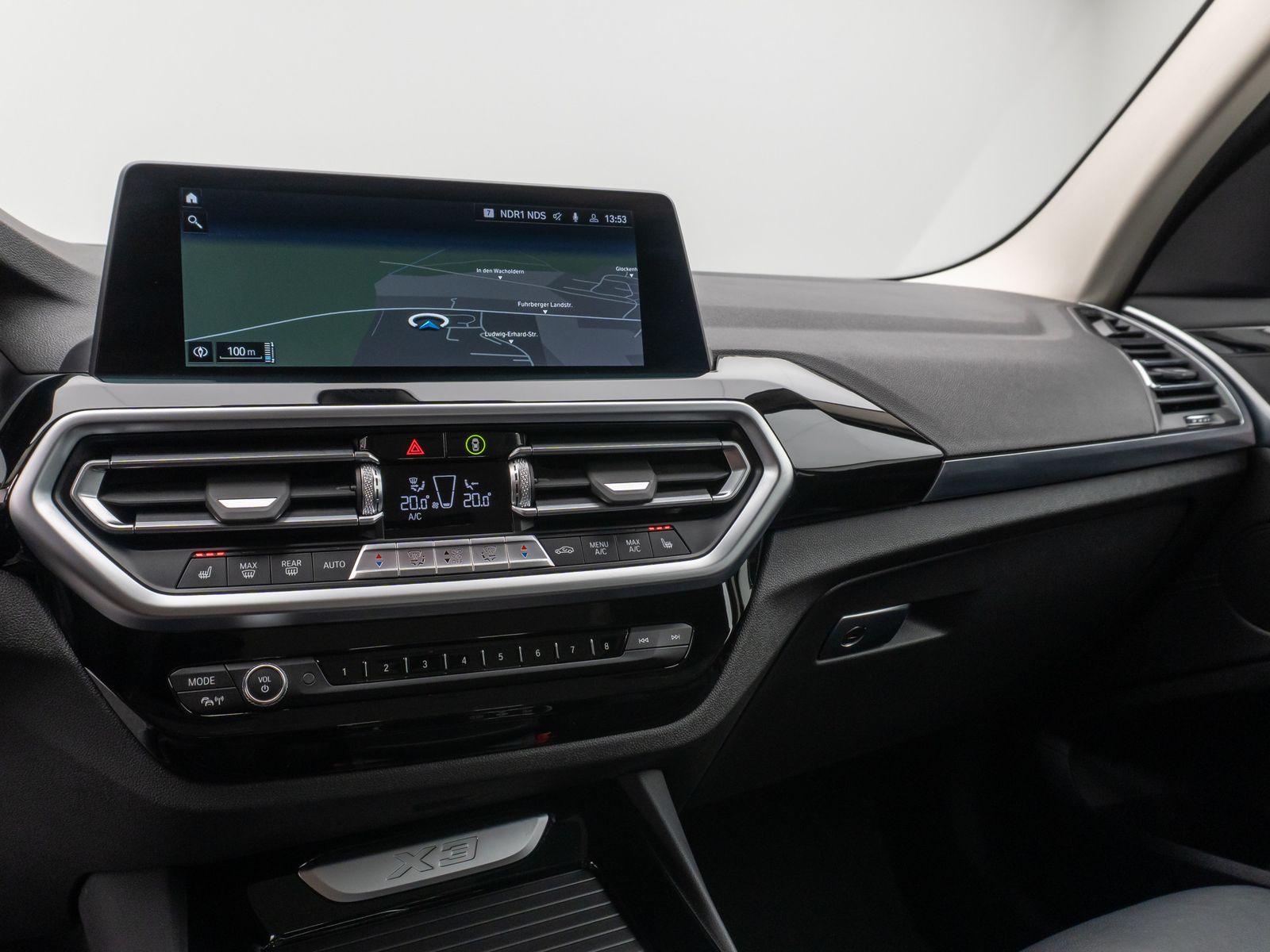 Fahrzeugabbildung BMW X3 xD30e Kamera HUD DAB Lenkrhzg Alarm AHK Sport