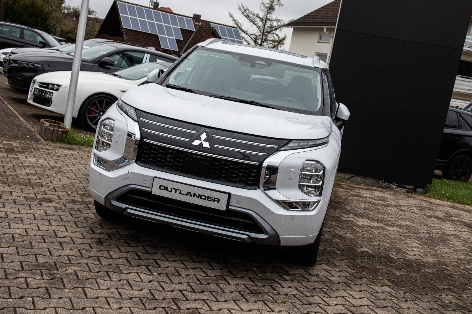 Fahrzeugabbildung Mitsubishi Outlander MY25  2.4 PHEV Top 4WD Leder Glasdach