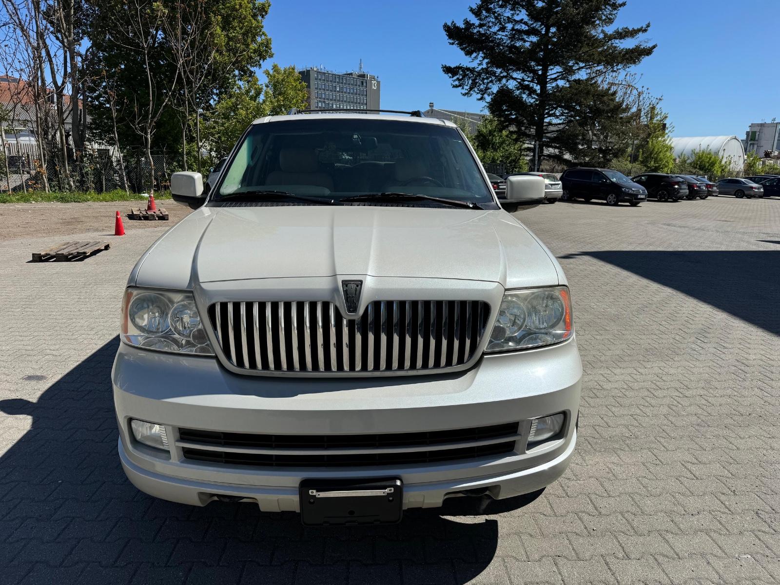 Lincoln Navigator 5.4 V8 * 1. HAND * 8-Sitzer * Allrad *