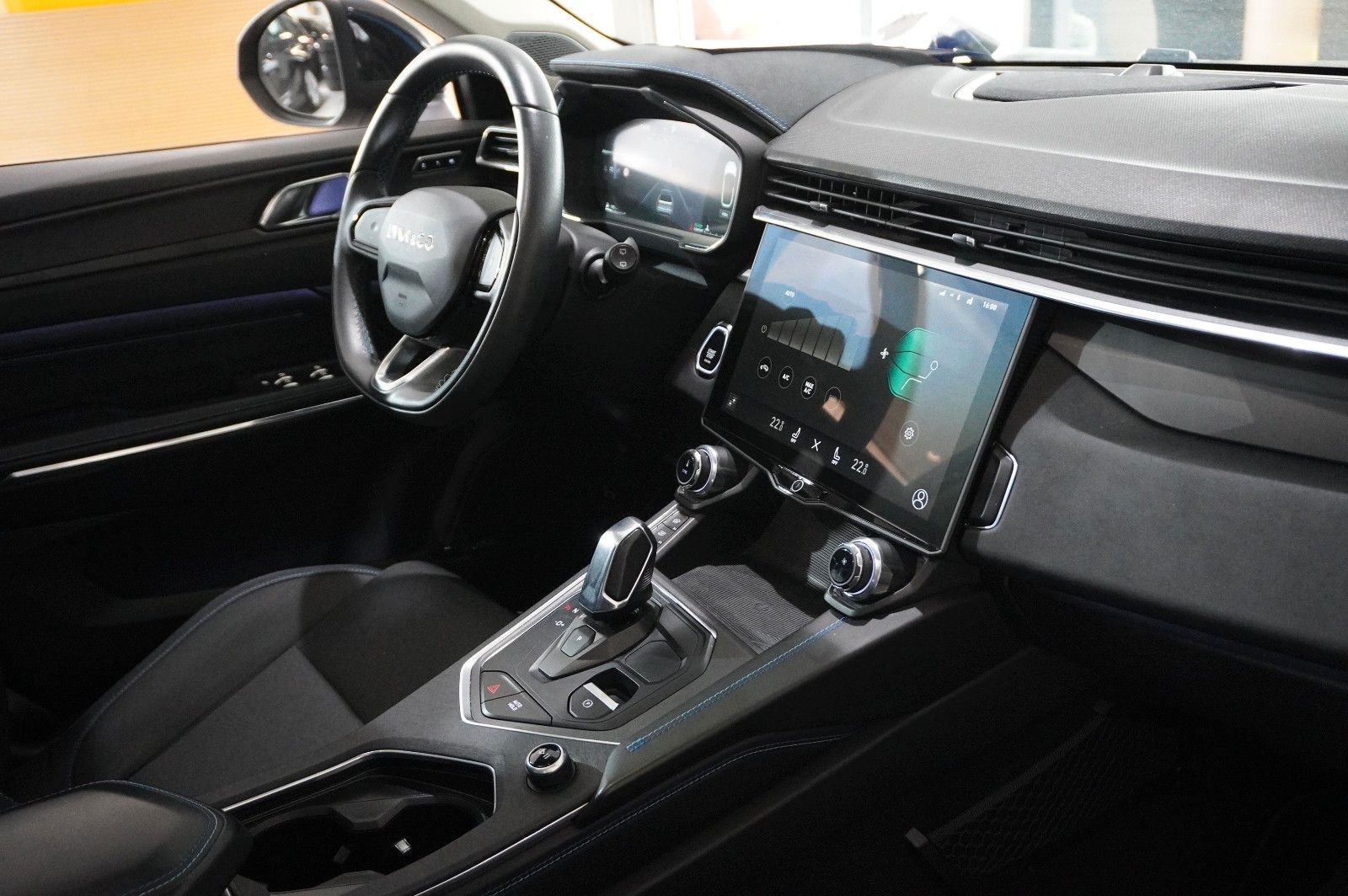 Fahrzeugabbildung Lynk&Co 01 1.5T HEV HYBRID NAVI/LED/SPORT/VIRT./PANO/DAB
