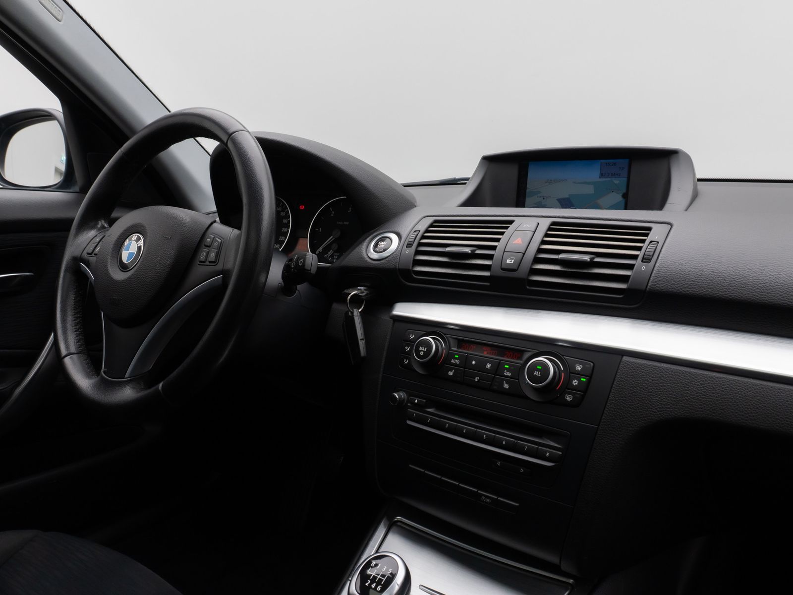 Fahrzeugabbildung BMW 118d Glasdach Navi Sitzhzg Xenon PDC 8Fach