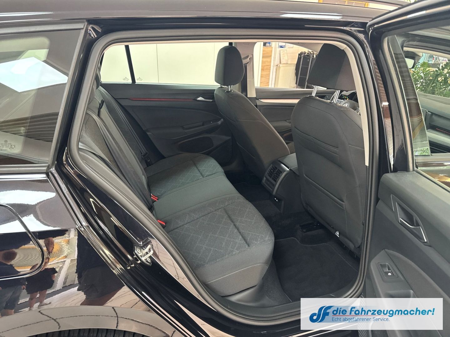 Fahrzeugabbildung Volkswagen Golf VIII Variant Life 1.0 TSI EU6d Digitales Co