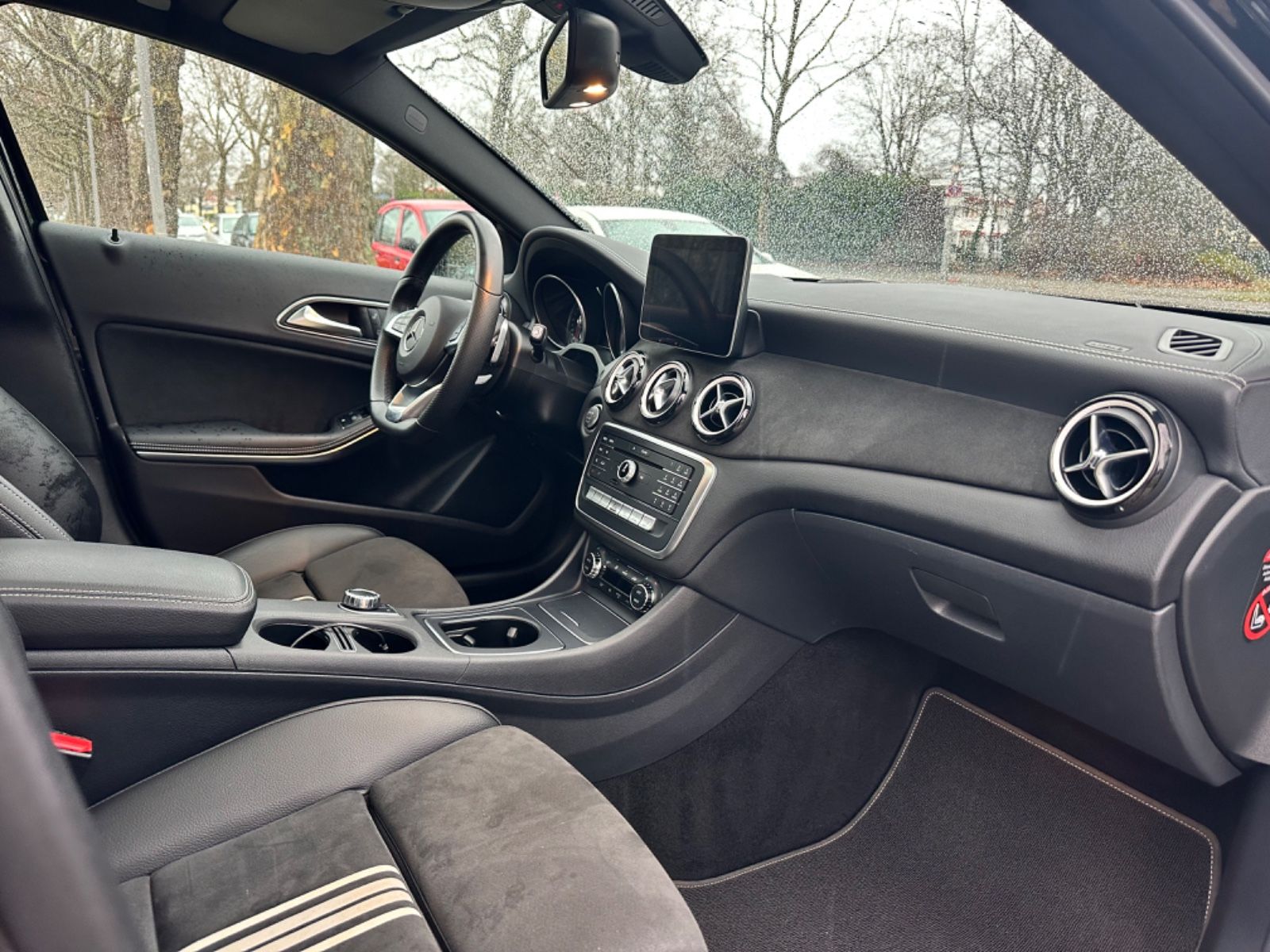 Fahrzeugabbildung Mercedes-Benz A 220d 4Matic AMG Edition*AppleCar*Panorama*LED*