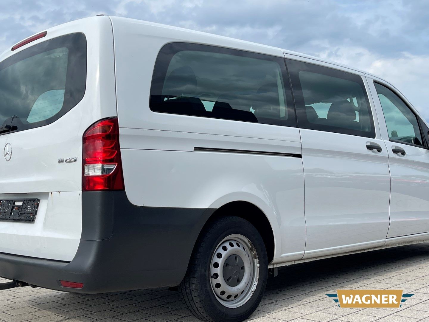 Fahrzeugabbildung Mercedes-Benz Vito Tourer 111 CDI  9-Sitzer extralang BlueTEC