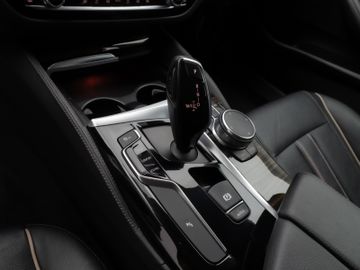 Fahrzeugabbildung BMW 530i LuxuryLine Kamera HUD Komfort SoftCl Alarm