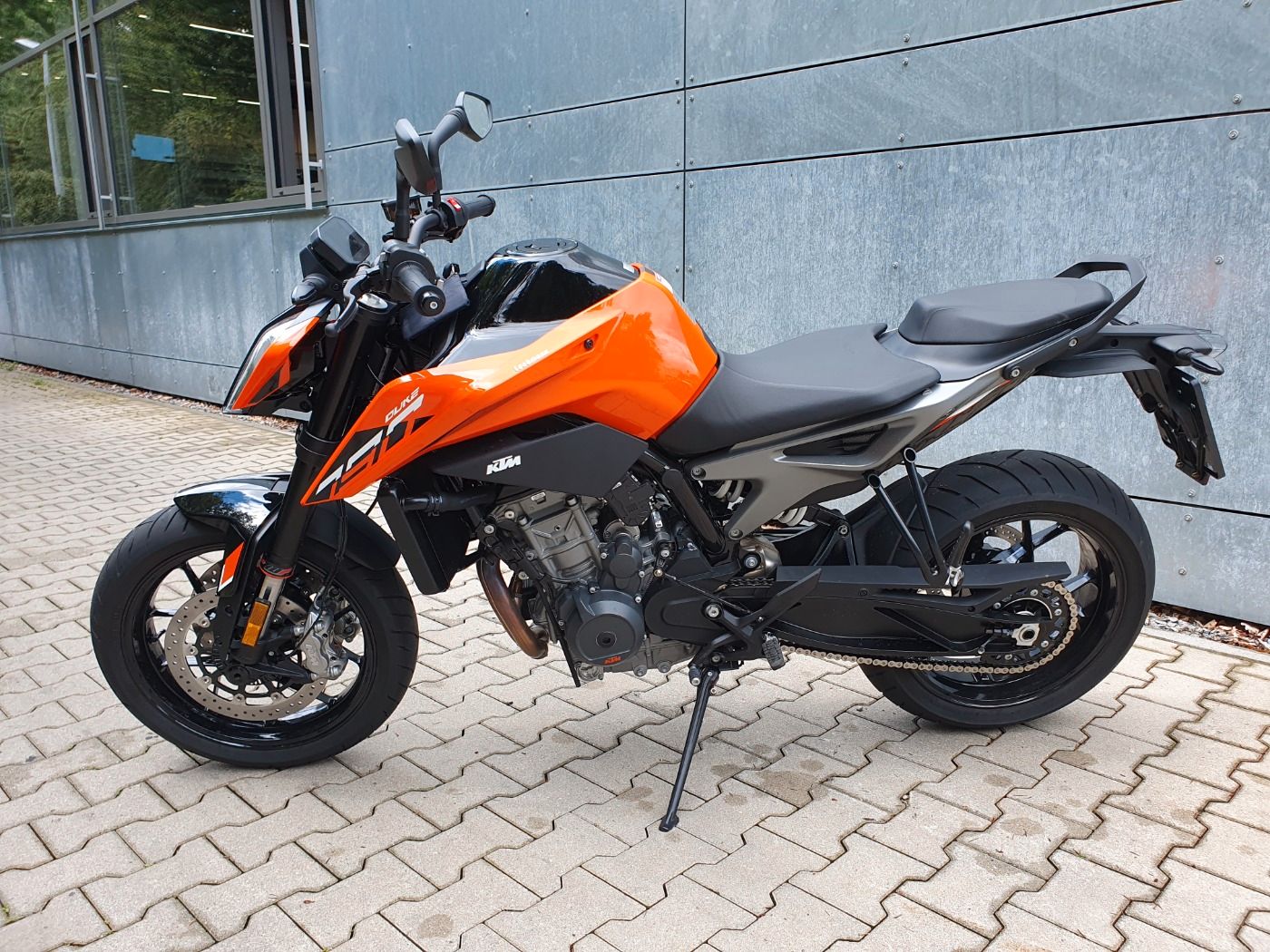 Fahrzeugabbildung KTM 790 Duke Modell 2024 beide Farben lagernd