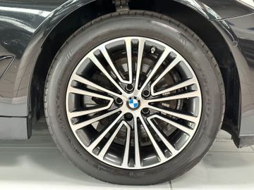 Fahrzeugabbildung BMW 520d xD Sport Line DAB Kamera NaviPro HUD Alarm