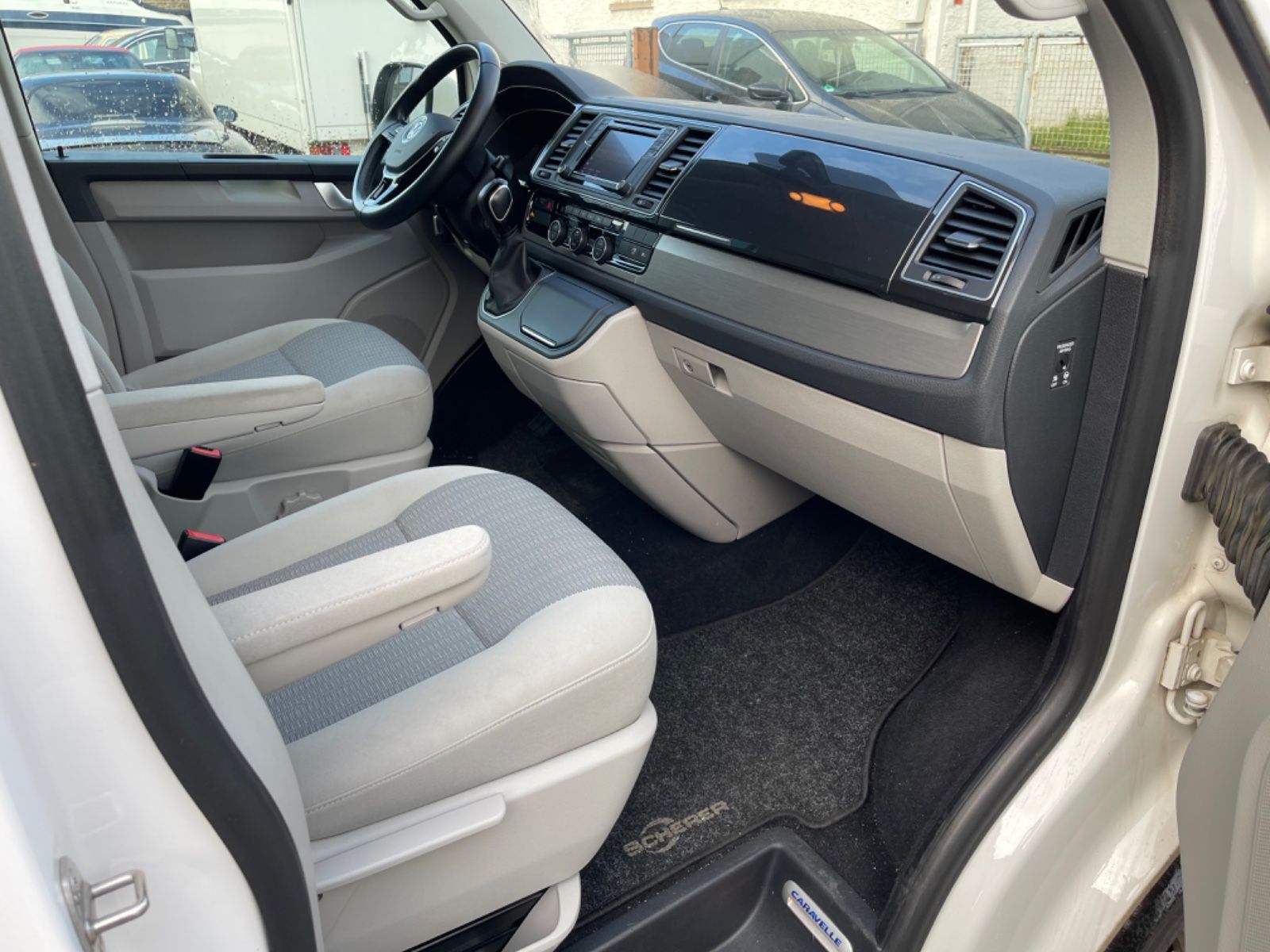 Fahrzeugabbildung Volkswagen T6 Caravelle Comfortline lang 9Sitze Automatik