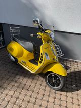 Vespa GTS 300 mit Topecase und  Reisetasche 