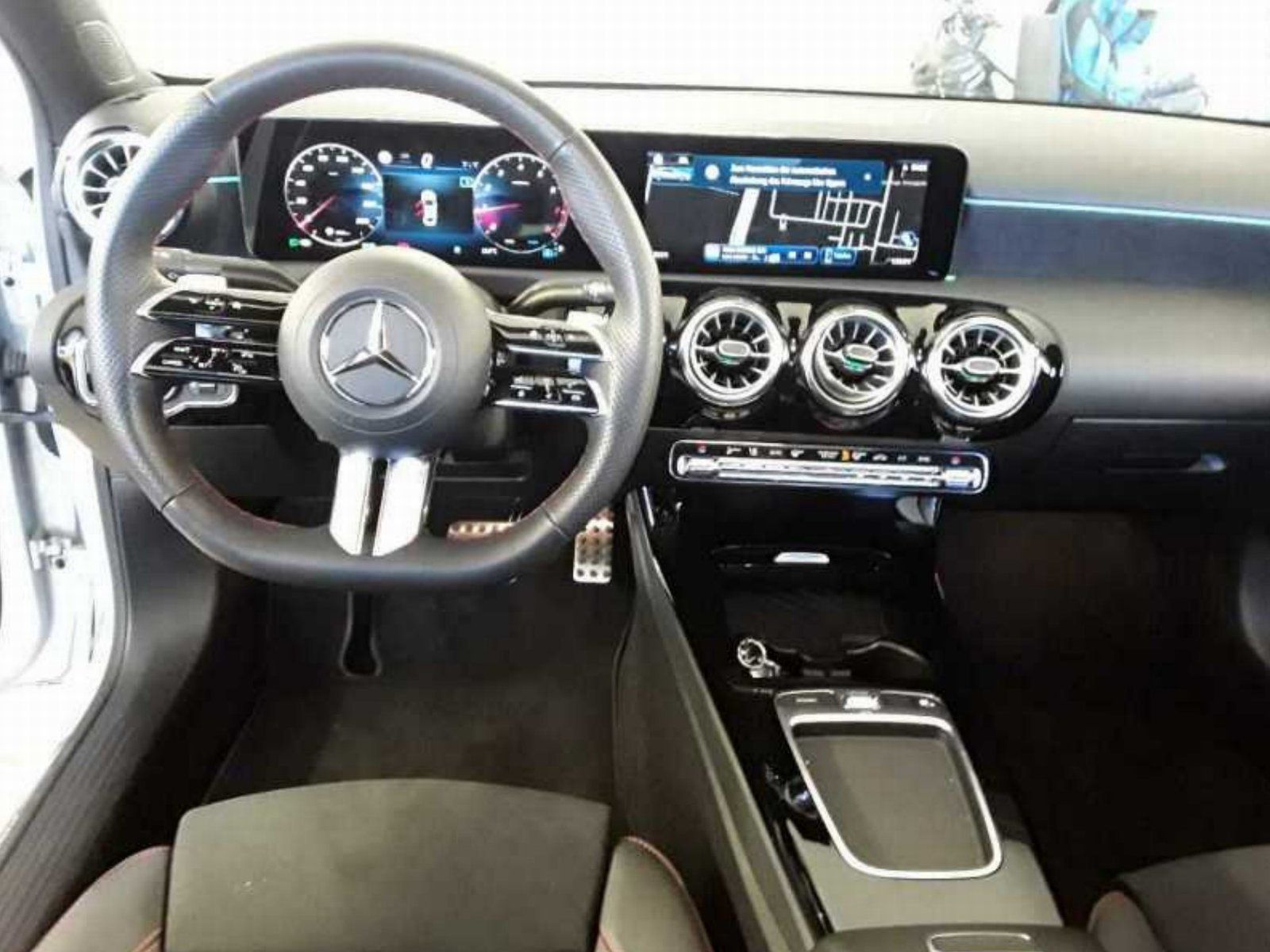 Fahrzeugabbildung Mercedes-Benz A200 Limo AMG Prem DISTR Pano AHK Memo LED KeyGo