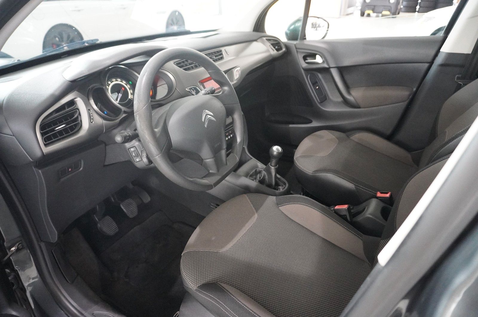 Fahrzeugabbildung Citroën C3 PureTech 1.2 SELECTION KLIMA/PDC/TEMP./USB