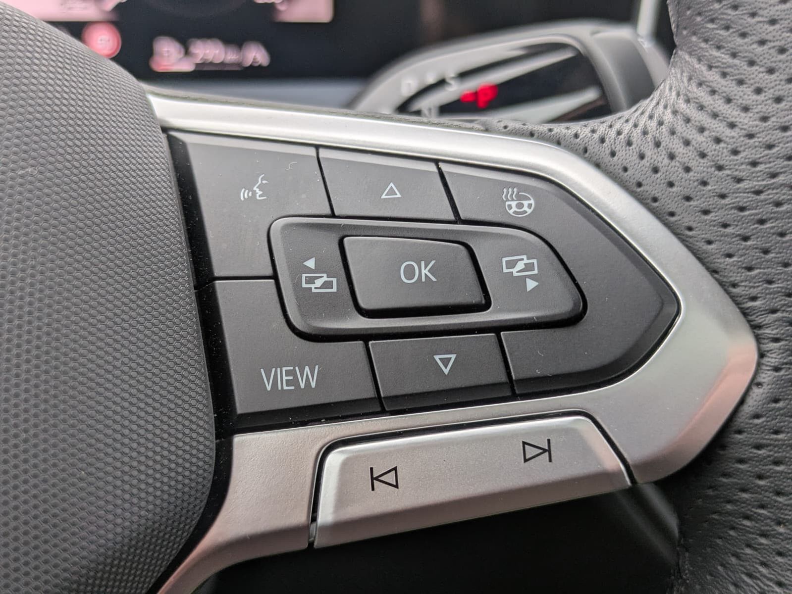 Fahrzeugabbildung Volkswagen Tayron 2.0 TDI 4M R-Line 7Si*MATRIX*AHK*PANO*HUD