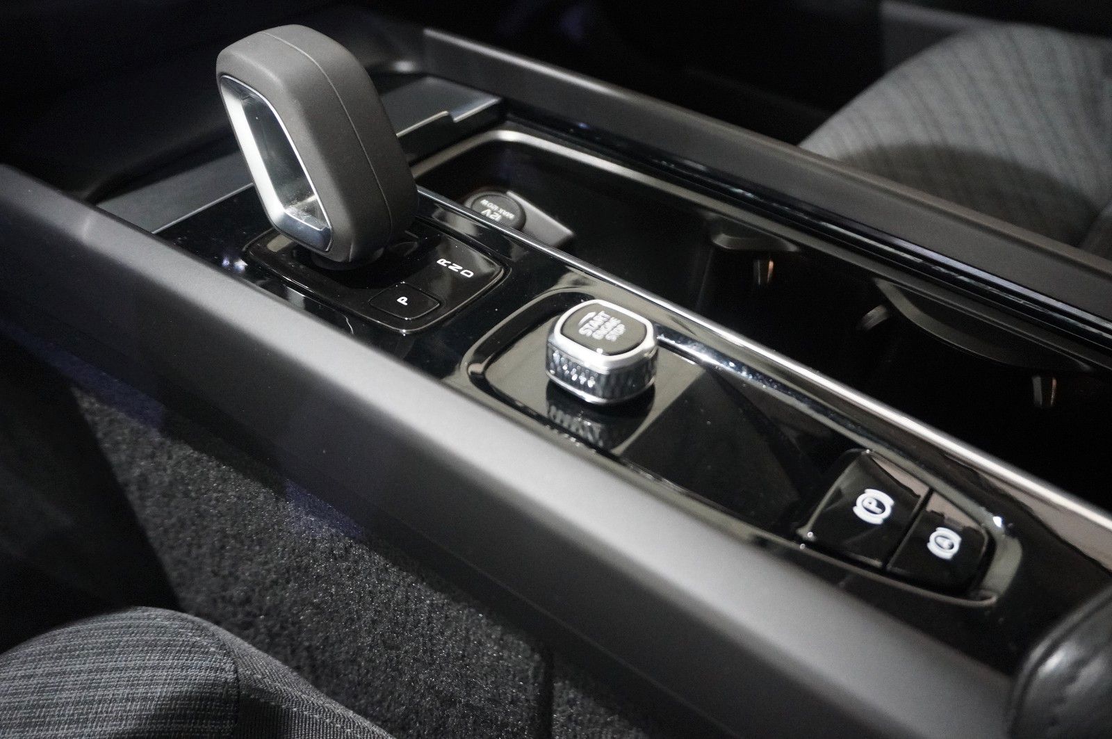 Fahrzeugabbildung Volvo V60 Kombi B4 MOMENTUM PRO NAVI/LED/KAMERA/VIRT.