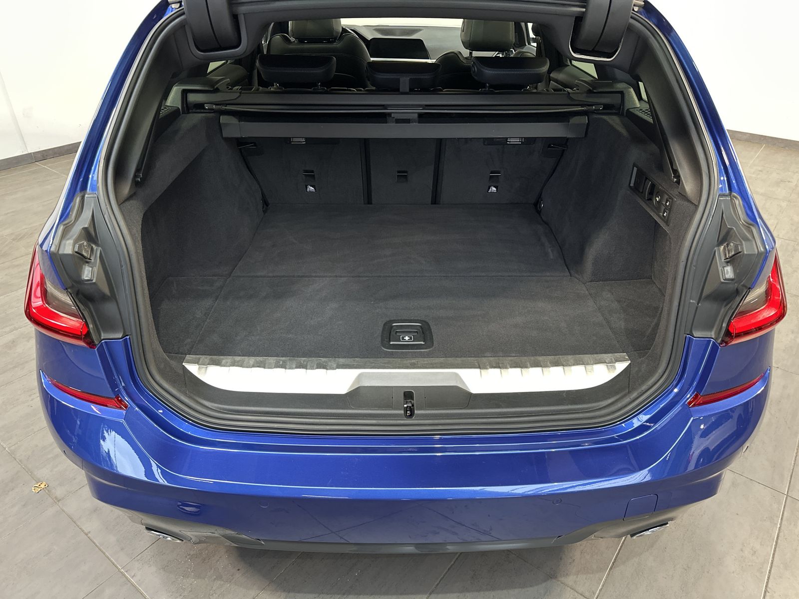 Fahrzeugabbildung BMW 330e Touring M-Sport NAV+LED+AHK+HEAD-UP+PANO+PP