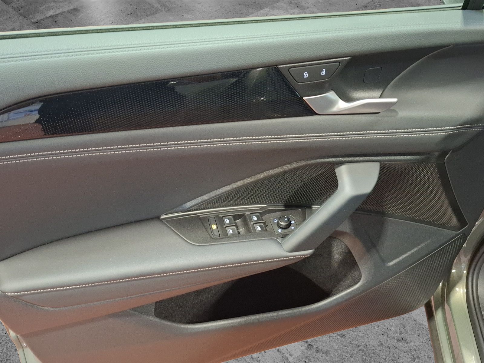 Fahrzeugabbildung Volkswagen Tayron eTSI Life DSG LED AHK Navi AID ACC RFK SH