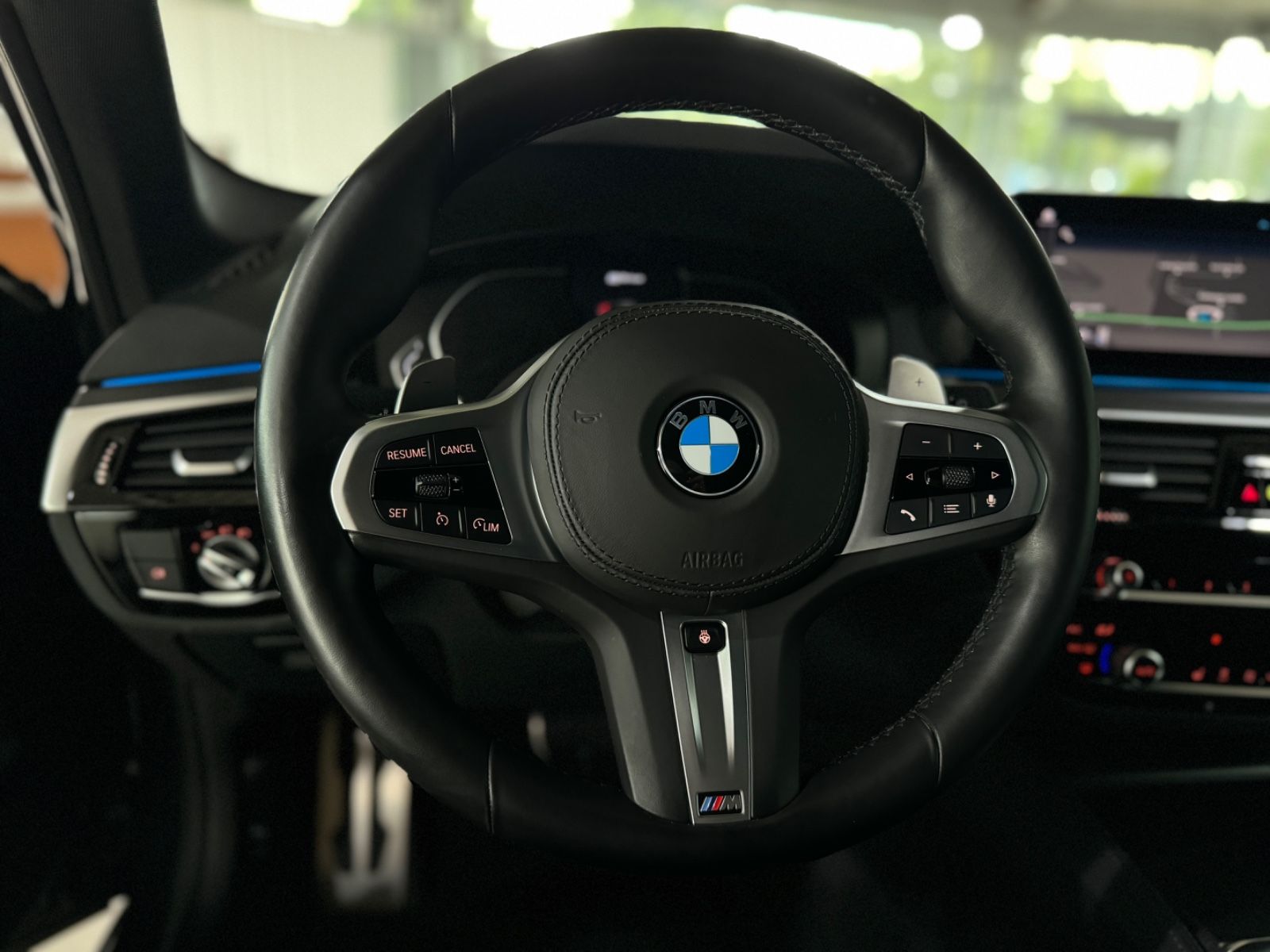 Fahrzeugabbildung BMW 530e xD M Sport Kamera HUD DAB Alarm DispKey AHK