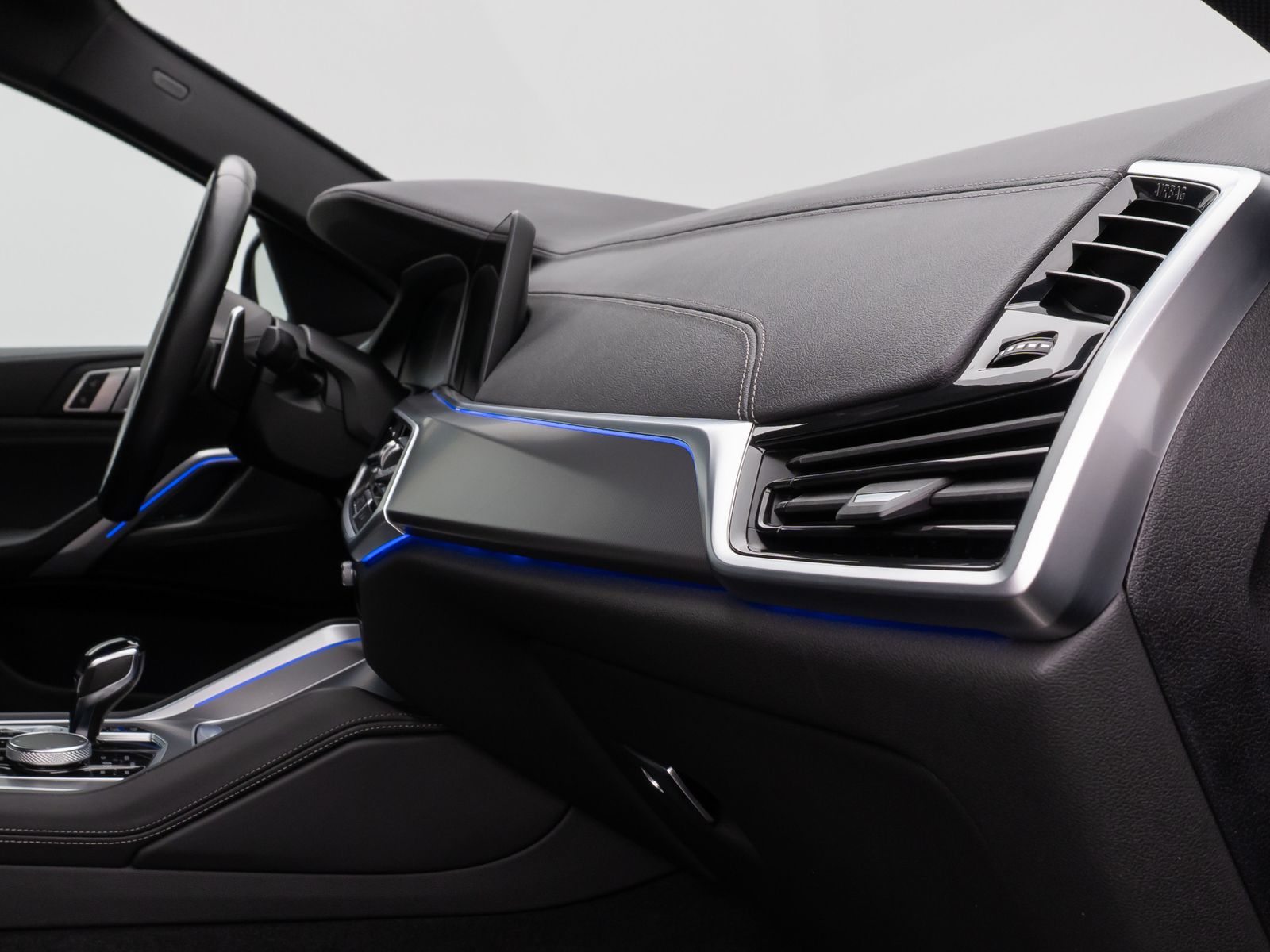 Fahrzeugabbildung BMW X6 xD30d M Sport DAB 360°DisplKey AHK Alarm 22"