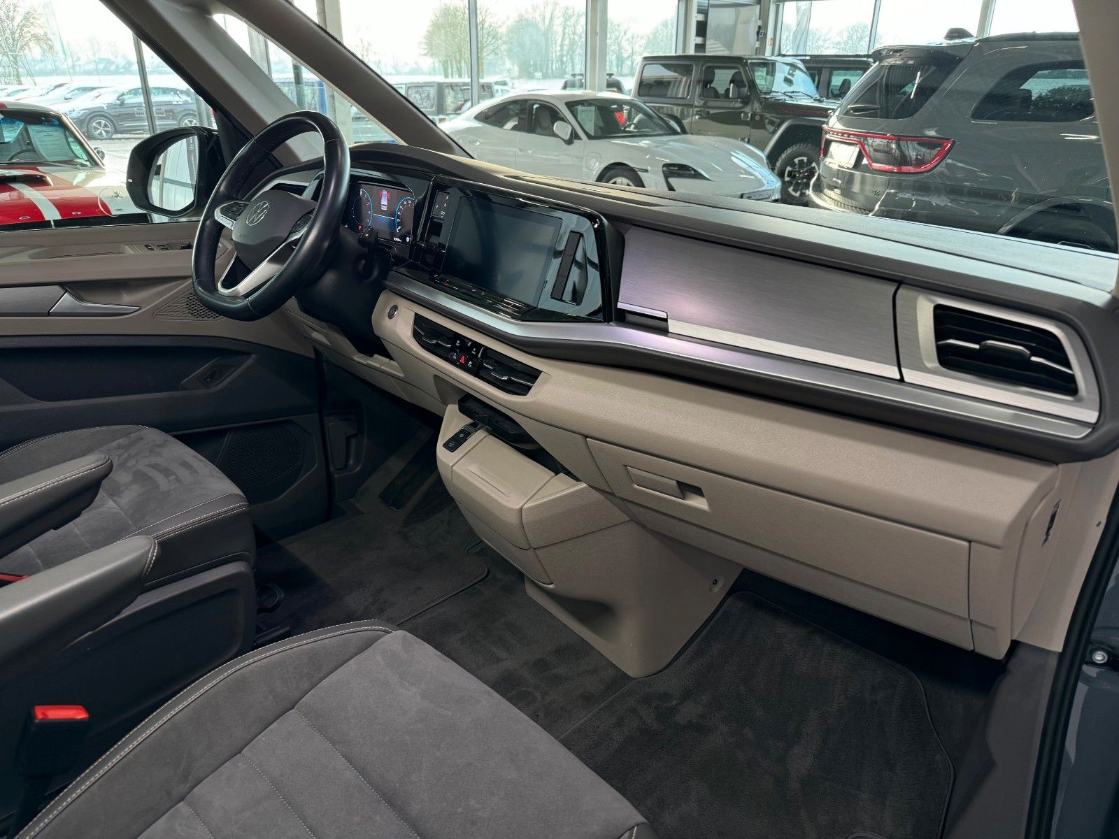 Fahrzeugabbildung Volkswagen T7 Multivan LANG 1.4 TSI eHybrid Life "AHK PANO"
