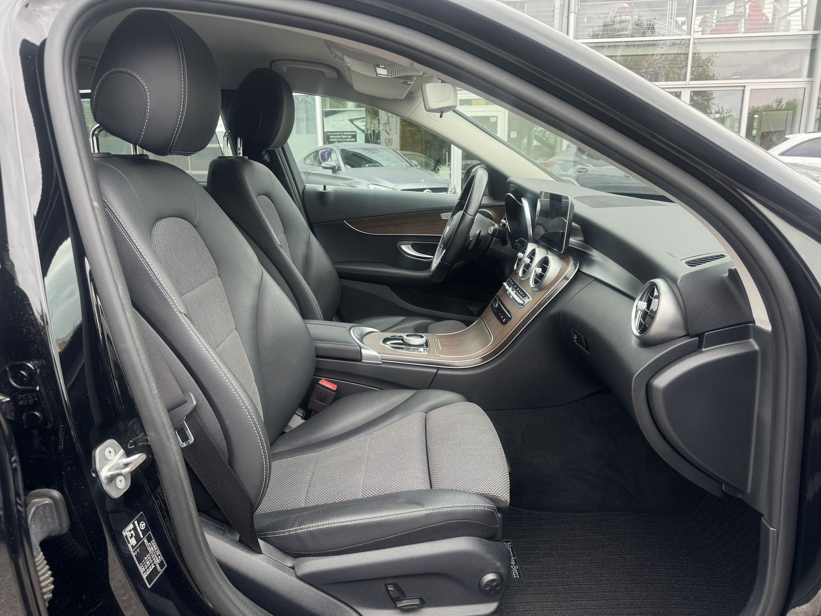 Mercedes-Benz C 220 d 4 MATIC T- MODELL/KAMERA/AHK/NAVI/1.HAND foto 12