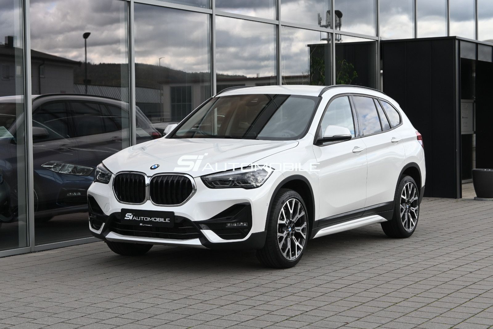 Fahrzeugabbildung BMW X1 xDr. 20d Sport Line °ACC°AHK°HEAD-UP°KAMERA°
