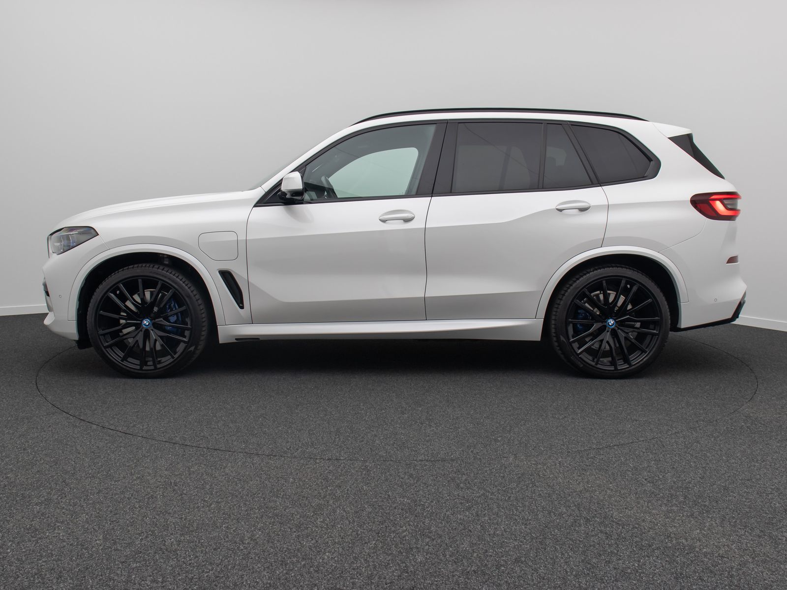 Fahrzeugabbildung BMW X5 xD45e M Sport 360° Laser SoftCl HUD DAB HiFi