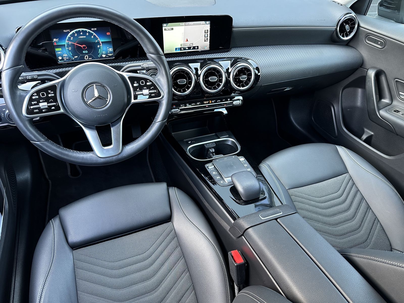 Fahrzeugabbildung Mercedes-Benz A 250e Style NAV+LED+WIDESCREEN+CARPLAY+DISTRONI