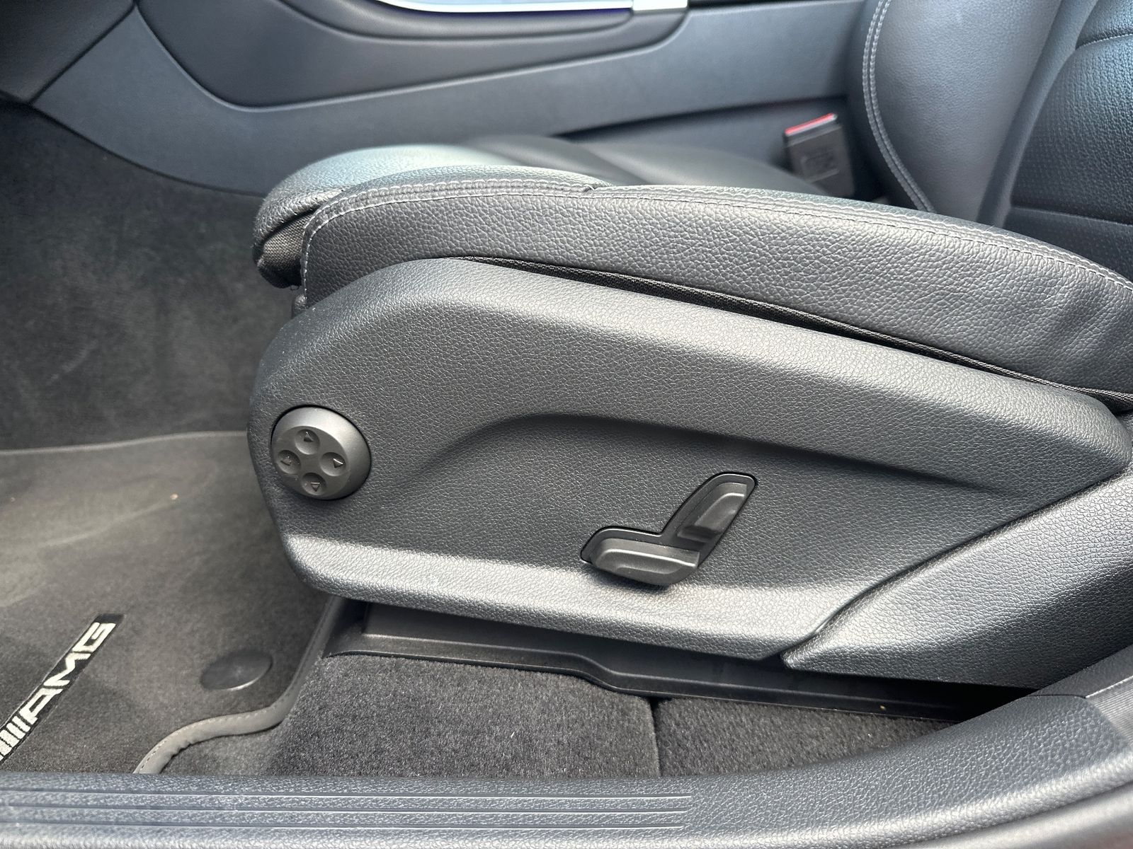 Fahrzeugabbildung Mercedes-Benz GLC 300de AMG-Line 4MATIC NAV+LED+AHK+KAM
