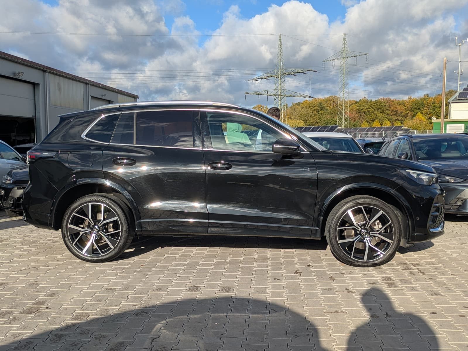 Fahrzeugabbildung Volkswagen Tiguan 2.0 TDI 4M R-Line PANO*H&K*AHK*MATRIX*20"