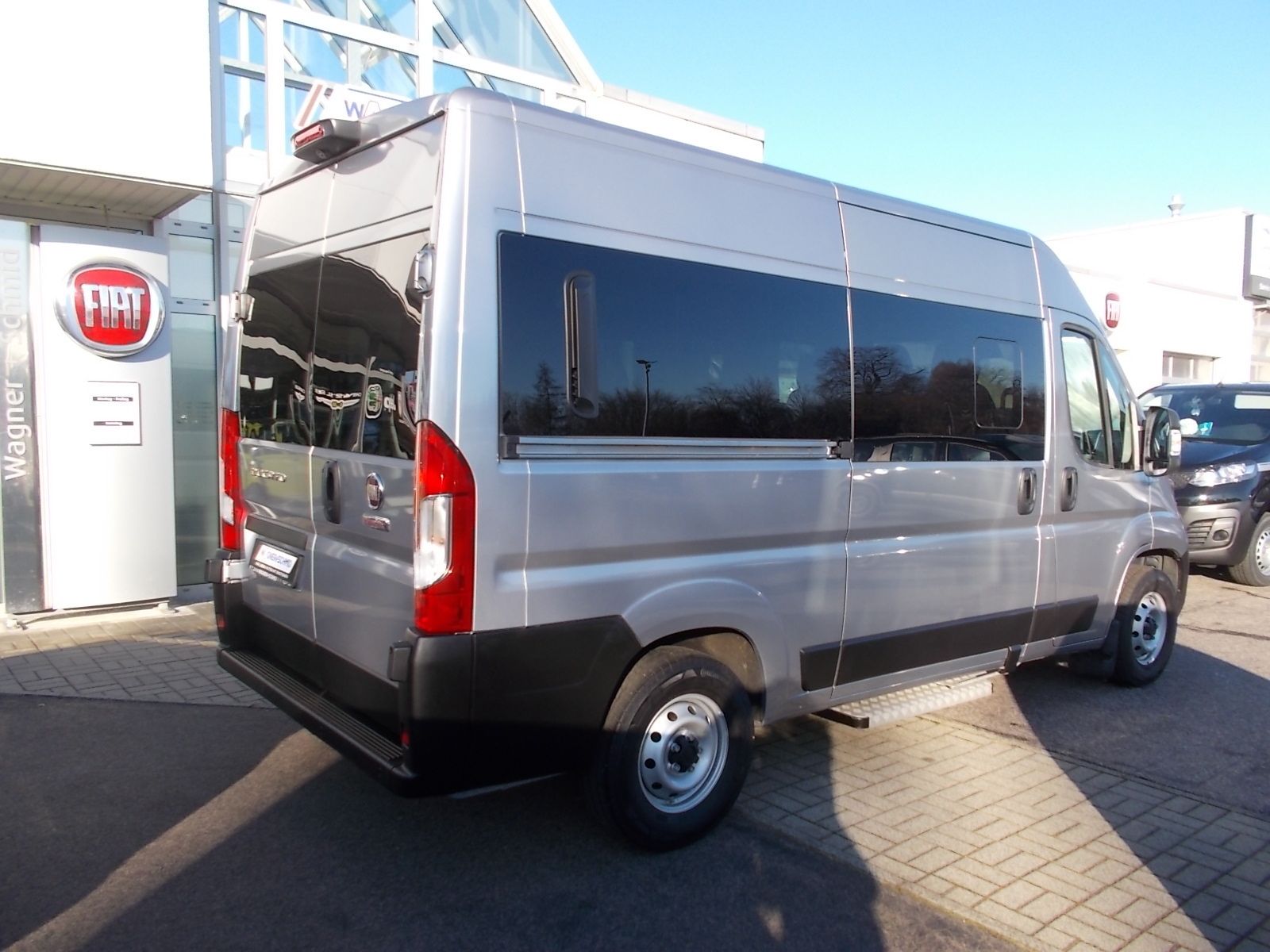 Fahrzeugabbildung Fiat Ducato Kombi 33 L2H2 140 Multijet + 9 Sitzer