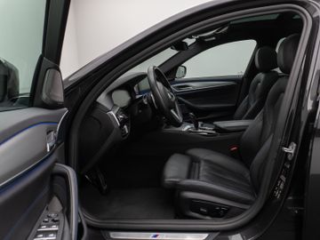 Fahrzeugabbildung BMW 530d xD M Sport Panorama Kamera H/K Alarm 19Zoll