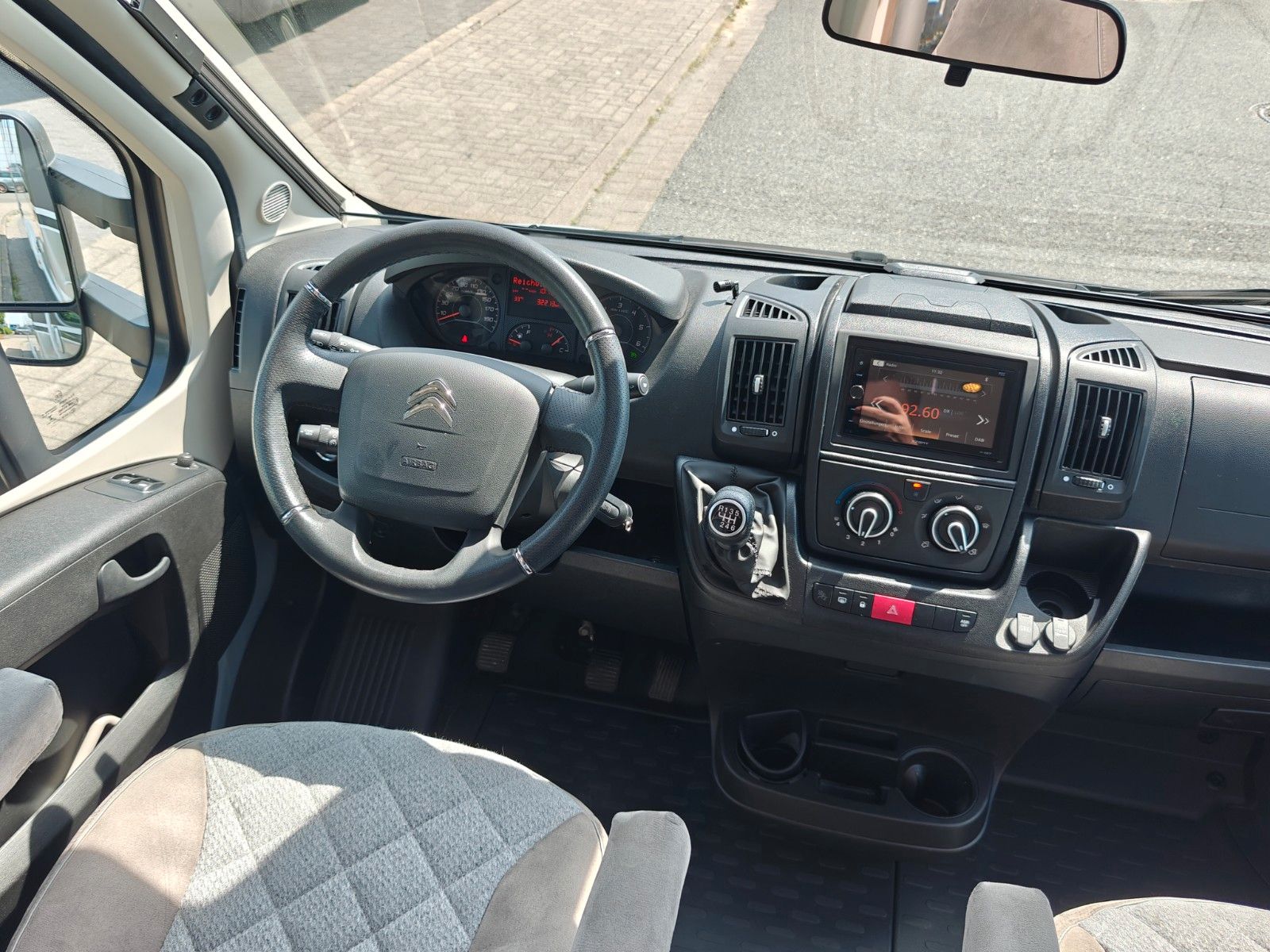 Fahrzeugabbildung Carado T-447 Clever+ Edition - SAT, TV, A/T, Hubbett -