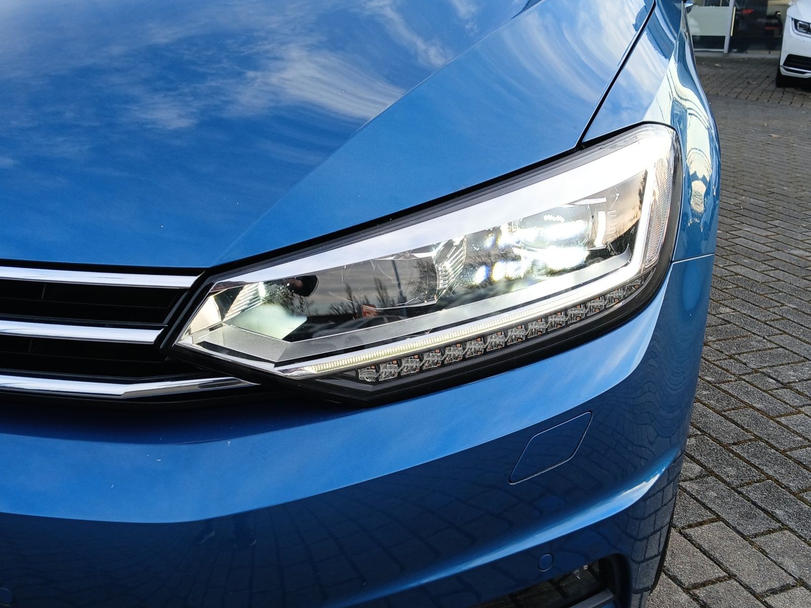 Fahrzeugabbildung Volkswagen Touran TSI Sound DSG LED AHK Navi ACC PDC SH