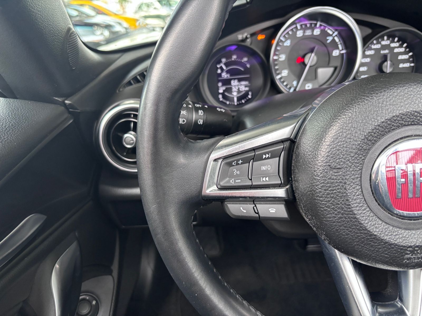 Fahrzeugabbildung Fiat 124 Spider Lusso LED NAVI ALU