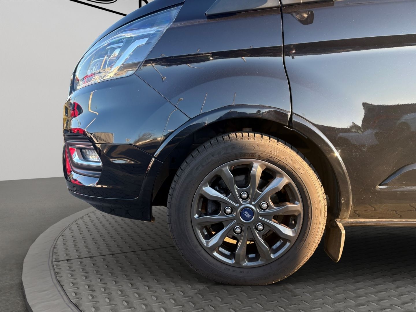 Fahrzeugabbildung Ford Tourneo Custom Kombi 320 L1 Titanium X Kamera AH